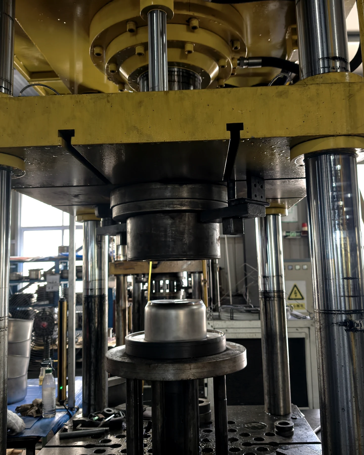 Hydraulic cookware press inside the ANMEI factory